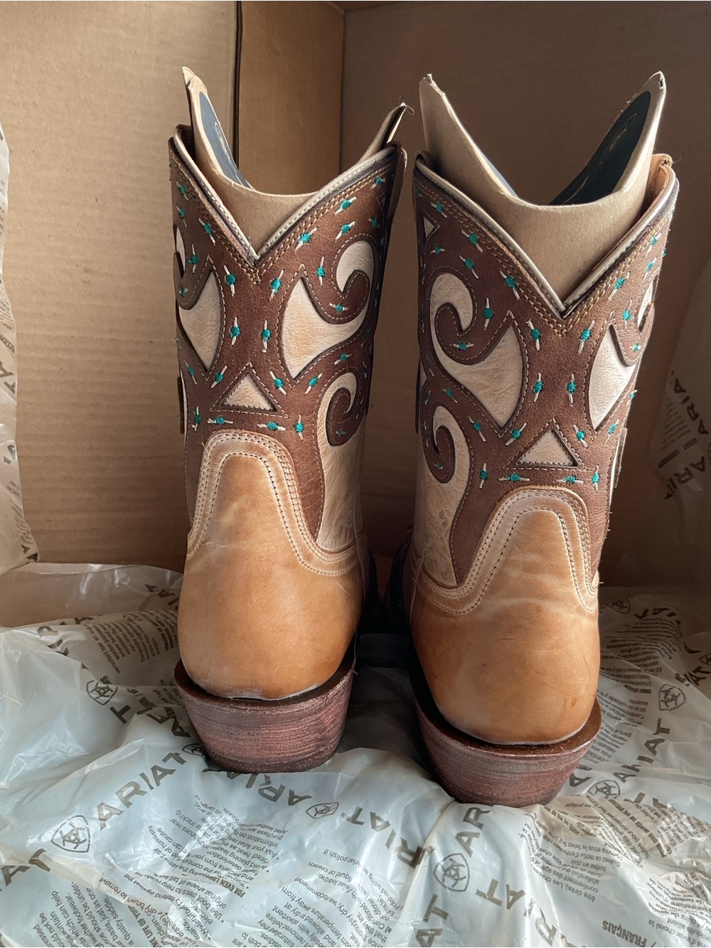 NWT in Original box Ariat RIO 2 Tone Tan Brown Layer Turquoise Western Embroidry - Picture 10 of 14